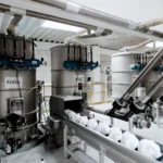 A gyártásban lévő termék összetevőit a rendszerbe betáplált receptúrának megfelelően automata alapanyagkezelő rendszer méri ki, szállítja és adagolja be a keverőkbe.