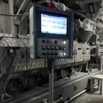 A porkeverékbe legmodernebb nagy teljesítményű extrúderek állítják elő a granulátumot az adott receptúrához tartozó technológiai paraméterek mentén.
